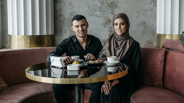Romantic Scenes in Cafés: The Perfect Ambiance